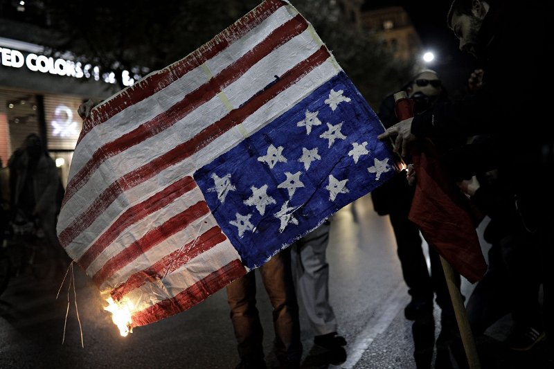 Επεισόδια και στη Θεσσαλονίκη: Μολότοφ και χημικά στο προαύλιο του ΑΠΘ [εικόνες&βίντεο] | iefimerida.gr 2