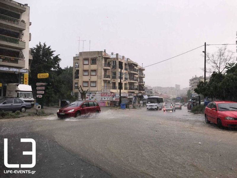 Ισχυρή καταιγίδα σάρωσε τη Θεσσαλονίκη: Δρόμοι-ποτάμια, σοβαρά προβλήματα [εικόνες & βίντεο] | iefimerida.gr 1