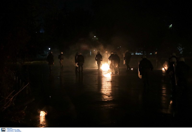 Θεσσαλονίκη: Μολότοφ, χημικά και ένταση στην είσοδο της Πολυτεχνικής Σχολής του ΑΠΘ [βίντεο]  | iefimerida.gr 1