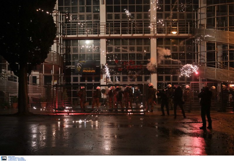 Θεσσαλονίκη: Μολότοφ, χημικά και ένταση στην είσοδο της Πολυτεχνικής Σχολής του ΑΠΘ [βίντεο]  | iefimerida.gr 0