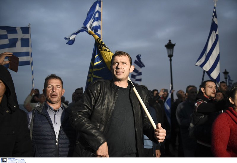 Πορεία στο κέντρο της πόλης πραγματοποίησαν απόψε αντιδρώντες στη Συμφωνία των Πρεσπών