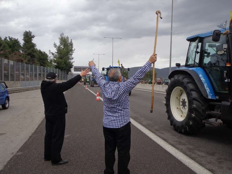 Τα 20 τρακτέρ της Νίκαιας, σε κομβόι, στο δρόμο προς το Σύνταγμα [βίντεο] | iefimerida.gr 0