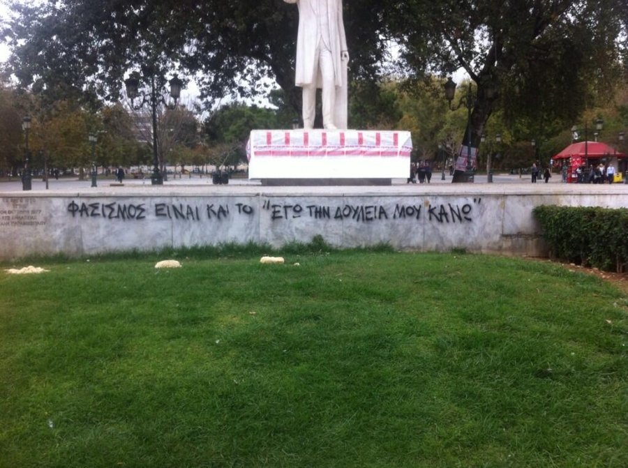 Αγνωστοι έγραψαν κάτω από το Αγαλμα του Βενιζέλου τι σημαίνει φασισμός [εικόνα] | iefimerida.gr 0