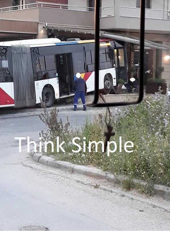 Σύγκρουση λεωφορείου με ΙΧ στη Θεσσαλονίκη -Τέσσερις τραυματίες [εικόνες] | iefimerida.gr 1
