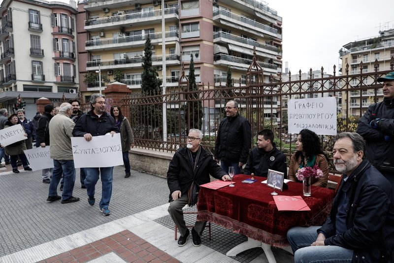 Εστησαν δικό τους «γραφείο πρωθυπουργού» -Περίμεναν τον Τσίπρα για να του τα ψάλουν [εικόνες & βίντεο] | iefimerida.gr 1