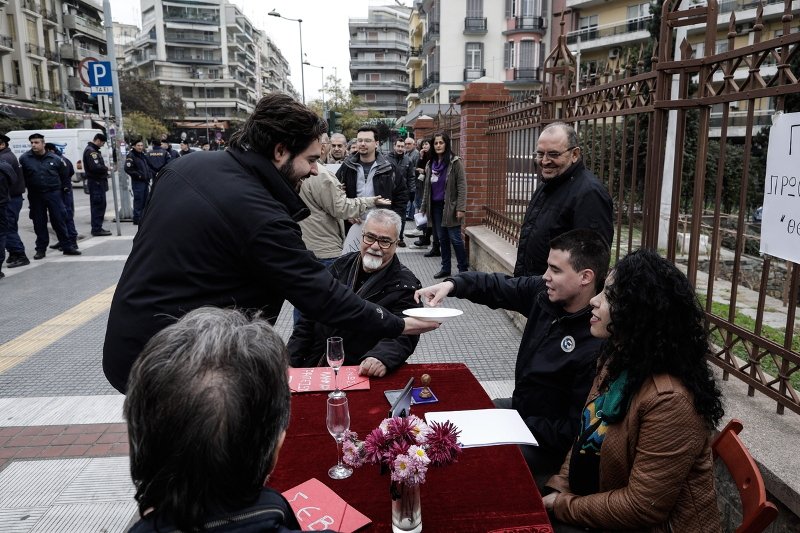 Εστησαν δικό τους «γραφείο πρωθυπουργού» -Περίμεναν τον Τσίπρα για να του τα ψάλουν [εικόνες & βίντεο] | iefimerida.gr 2