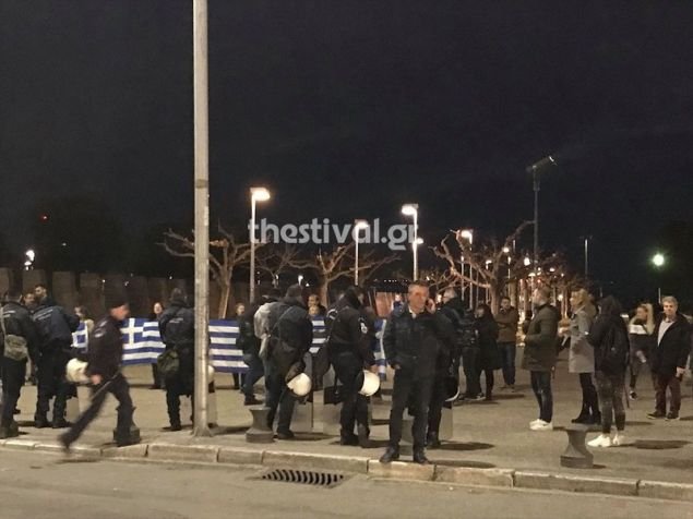 Οι συγκεντρωμένοι διαμαρτυρήθηκαν γιατί δεν τους άφηναν να πλησιάσουν στην εκδήλωση του ΣΥΡΙΖΑ