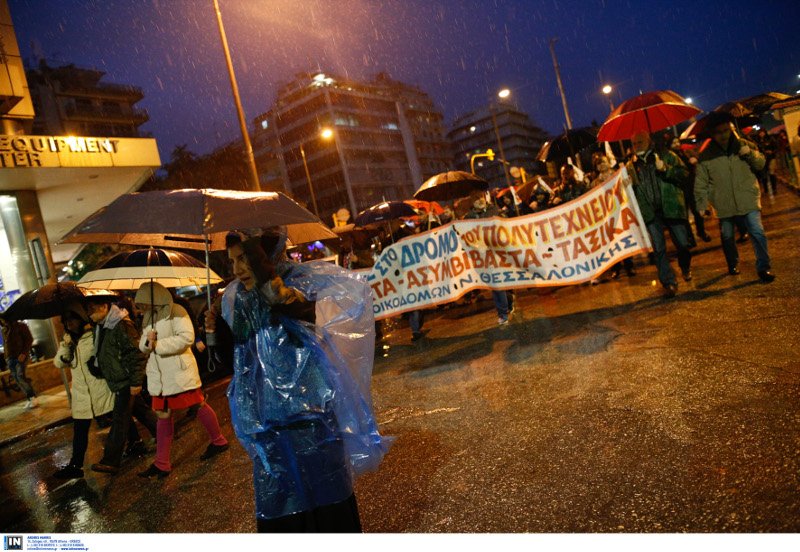 Πορείες για το Πολυτεχνείο στη Θεσσαλονίκη -Εκαψαν την αμερικανική σημαία έξω από το προξενείο [βίντεο] | iefimerida.gr 1