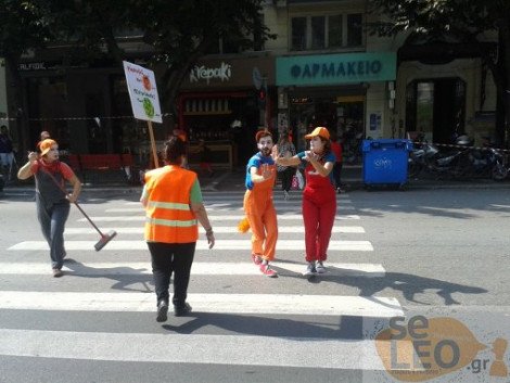Ηθοποιοί διακωμωδούν εν μέση οδώ τους παραβάτες οδηγούς: Ξεκαρδιστικές σκηνές στους δρόμους της Θεσσαλονίκης [εικόνες] | iefimerida.gr 4