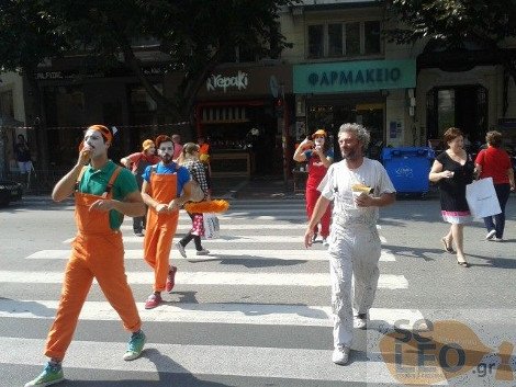 Ηθοποιοί διακωμωδούν εν μέση οδώ τους παραβάτες οδηγούς: Ξεκαρδιστικές σκηνές στους δρόμους της Θεσσαλονίκης [εικόνες] | iefimerida.gr 3