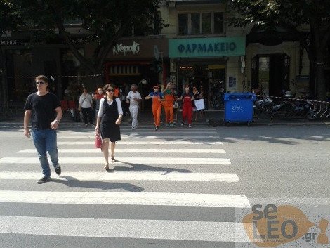 Ηθοποιοί διακωμωδούν εν μέση οδώ τους παραβάτες οδηγούς: Ξεκαρδιστικές σκηνές στους δρόμους της Θεσσαλονίκης [εικόνες] | iefimerida.gr 2