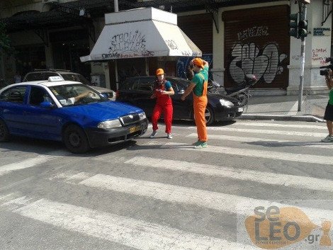 Ηθοποιοί διακωμωδούν εν μέση οδώ τους παραβάτες οδηγούς: Ξεκαρδιστικές σκηνές στους δρόμους της Θεσσαλονίκης [εικόνες] | iefimerida.gr 0