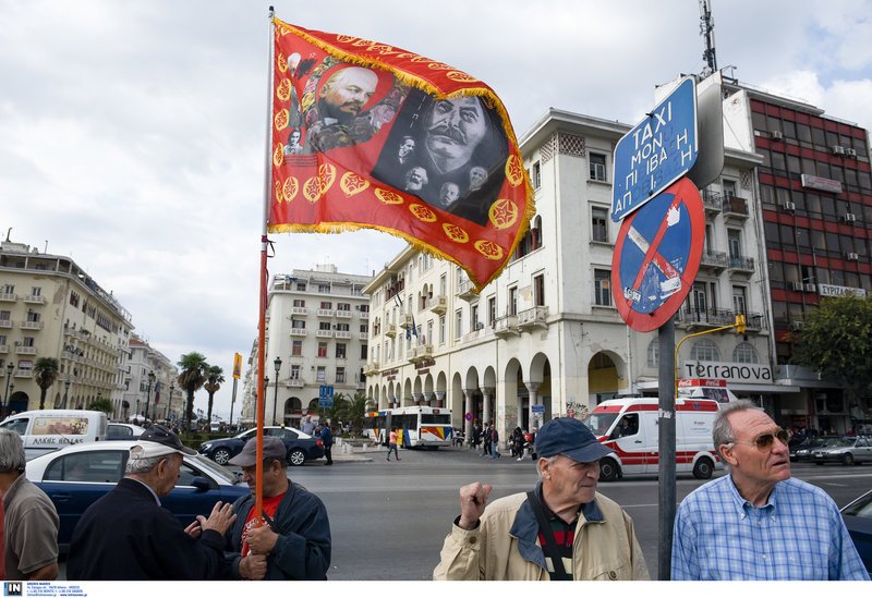Μέλη των Συνεργαζόμενων Συνταξιουχικών Οργανώσεων της Θεσσαλονίκης έχουν συγκεντρωθεί στο άγαλμα Βενιζέλου