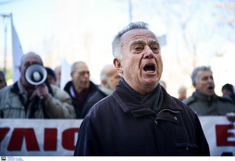 Θεσσαλονίκη: Συγκέντρωση συνταξιούχων στον ΕΦΚΑ για τις περικοπές στις συντάξεις | iefimerida.gr 0