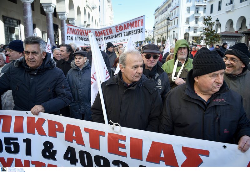 Θεσσαλονίκη: Συγκέντρωση συνταξιούχων στον ΕΦΚΑ για τις περικοπές στις συντάξεις | iefimerida.gr 2