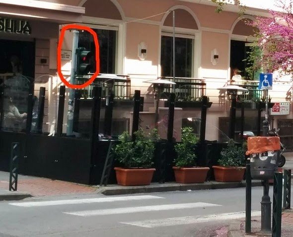 Η φωτογραφία που σαρώνει τα social media -Καταστηματάρχης στη Θεσσαλονίκη «περιέφραξε»  φανάρι [εικόνα]  | iefimerida.gr 0