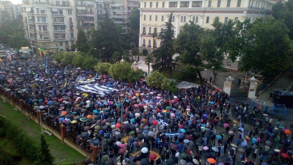 Θεσσαλονίκη: Με βροχή το συλλαλητήριο για τη Μακεδονία, εκατοντάδες στο δρόμο [εικόνες & βίντεο] | iefimerida.gr 0