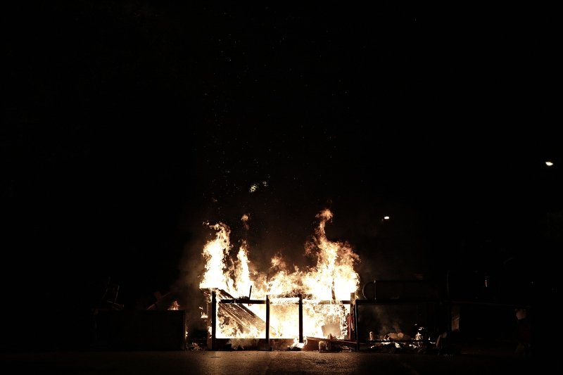 Επεισόδια και στη Θεσσαλονίκη: Μολότοφ και χημικά στο προαύλιο του ΑΠΘ [εικόνες&βίντεο] | iefimerida.gr 1