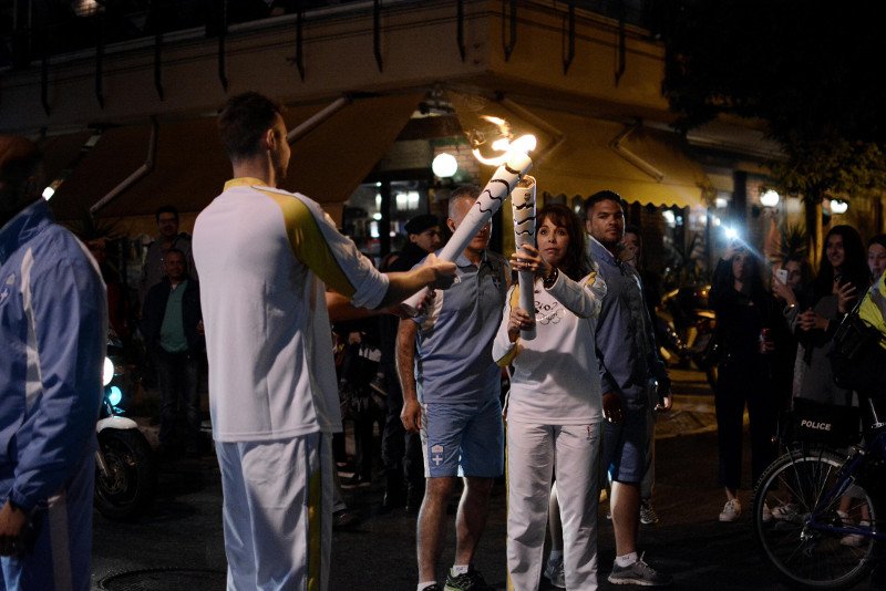 Στον Λευκό Πύργο, βράδυ, η Ολυμπιακή Φλόγα [εικόνες]  | iefimerida.gr 0