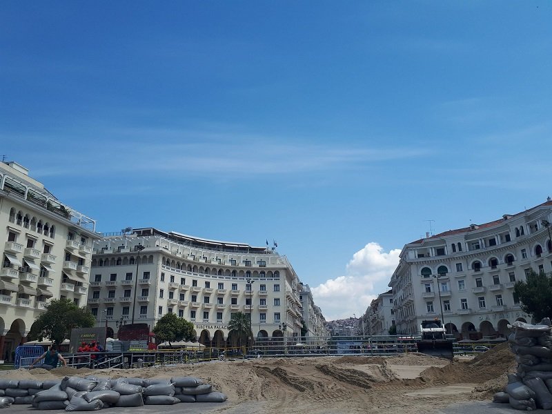 Θεσσαλονίκη: Η πλατεία Αριστοτέλους μεταμορφώνεται σε... γήπεδο beach volley [εικόνες] | iefimerida.gr 3