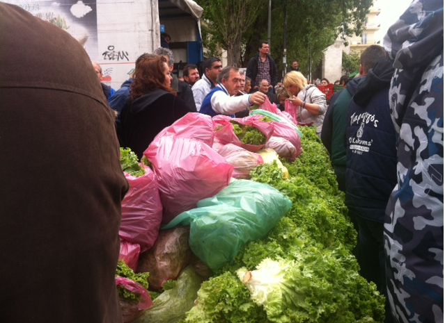 Ενταση και σκηνές αλλοφροσύνης κατά τη διάρκεια της δωρεάν διανομής τροφίμων στη Θεσσαλονίκη [εικόνες&βίντεο] | iefimerida.gr 2