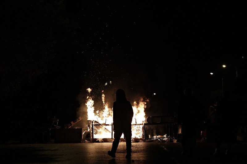 Επεισόδια και στη Θεσσαλονίκη: Μολότοφ και χημικά στο προαύλιο του ΑΠΘ [εικόνες&βίντεο] | iefimerida.gr 0