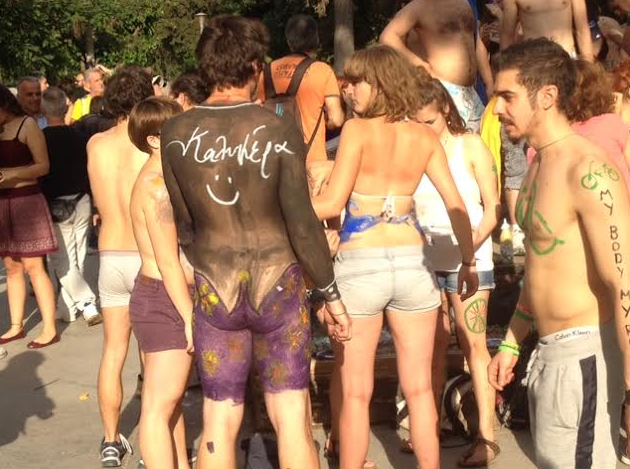 Οι Θεσσαλονικείς γυμνοί στις σέλες των ποδηλάτων τους σε μια πρωτότυπη βόλτα [εικόνες&βίντεο]  | iefimerida.gr 1