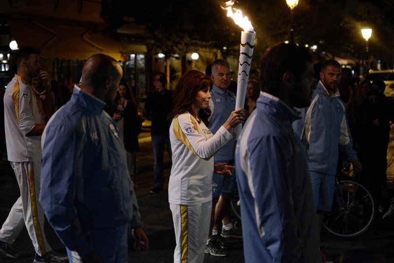 Στον Λευκό Πύργο, βράδυ, η Ολυμπιακή Φλόγα [εικόνες]  | iefimerida.gr 1