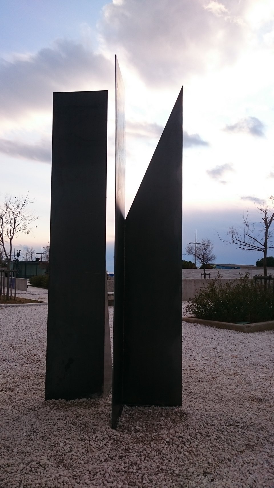 Ακόμα ένα γλυπτό στην παραλία Θεσσαλονίκης πλάι στου Ζογγολόπουλου [εικόνες] | iefimerida.gr 1