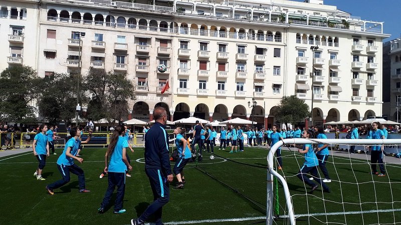 Θεσσαλονίκη: Η πλατεία Αριστοτέλους μετατράπηκε σε... γήπεδο ποδοσφαίρου για κορίτσια [εικόνες & βίντεο] | iefimerida.gr 1
