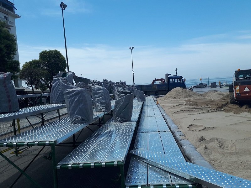 Θεσσαλονίκη: Η πλατεία Αριστοτέλους μεταμορφώνεται σε... γήπεδο beach volley [εικόνες] | iefimerida.gr 1