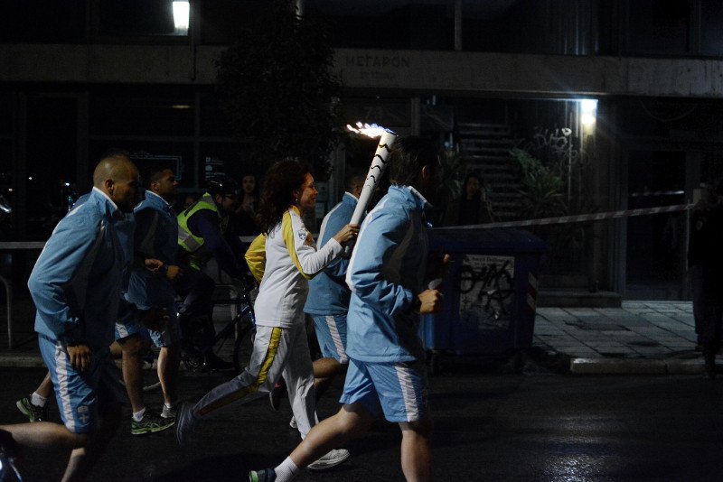 Στον Λευκό Πύργο, βράδυ, η Ολυμπιακή Φλόγα [εικόνες]  | iefimerida.gr 2