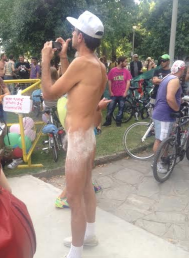 Οι Θεσσαλονικείς γυμνοί στις σέλες των ποδηλάτων τους σε μια πρωτότυπη βόλτα [εικόνες&βίντεο]  | iefimerida.gr 2