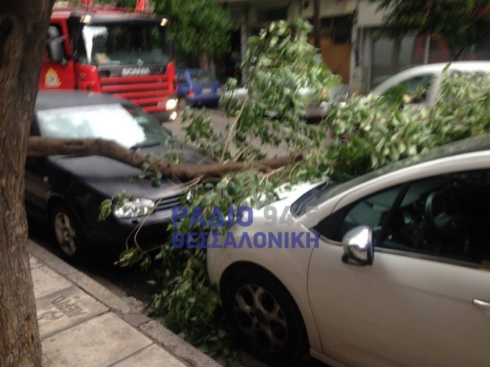 Στην Θεσσαλονίκη έριξε... χαλάζι - Προβλήματα στην κυκλοφορία [εικόνες & βίντεο] | iefimerida.gr 1