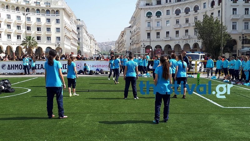 Θεσσαλονίκη: Η πλατεία Αριστοτέλους μετατράπηκε σε... γήπεδο ποδοσφαίρου για κορίτσια [εικόνες & βίντεο] | iefimerida.gr 2