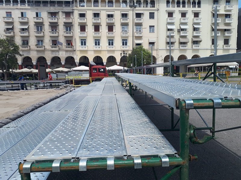 Θεσσαλονίκη: Η πλατεία Αριστοτέλους μεταμορφώνεται σε... γήπεδο beach volley [εικόνες] | iefimerida.gr 0