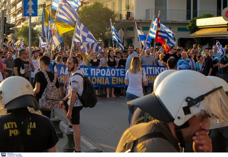 Θεσσαλονίκη: Ένταση και επεισόδια στην πορεία διαμαρτυρίας για το όνομα της Μακεδονίας [εικόνες & βίντεο] | iefimerida.gr 2