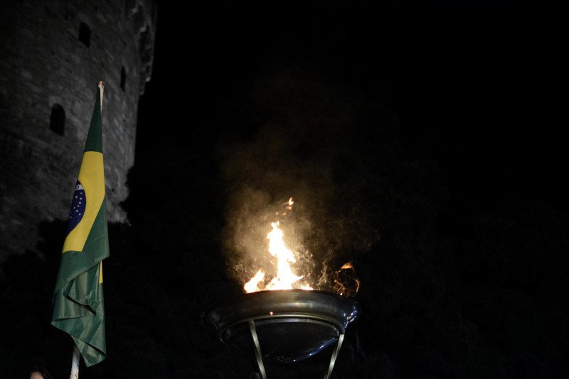 Στον Λευκό Πύργο, βράδυ, η Ολυμπιακή Φλόγα [εικόνες]  | iefimerida.gr 3