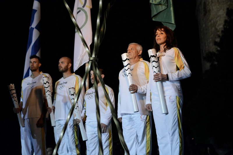 Στον Λευκό Πύργο, βράδυ, η Ολυμπιακή Φλόγα [εικόνες]  | iefimerida.gr 4