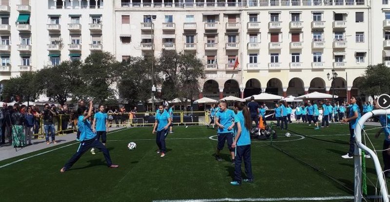 Θεσσαλονίκη: Η πλατεία Αριστοτέλους μετατράπηκε σε... γήπεδο ποδοσφαίρου για κορίτσια [εικόνες & βίντεο] | iefimerida.gr 3