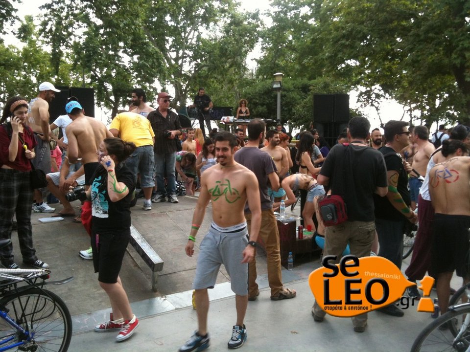 Οι Θεσσαλονικείς γυμνοί στις σέλες των ποδηλάτων τους σε μια πρωτότυπη βόλτα [εικόνες&βίντεο]  | iefimerida.gr 6