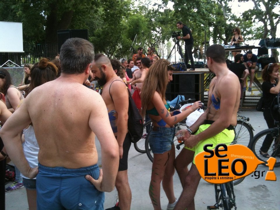 Οι Θεσσαλονικείς γυμνοί στις σέλες των ποδηλάτων τους σε μια πρωτότυπη βόλτα [εικόνες&βίντεο]  | iefimerida.gr 7