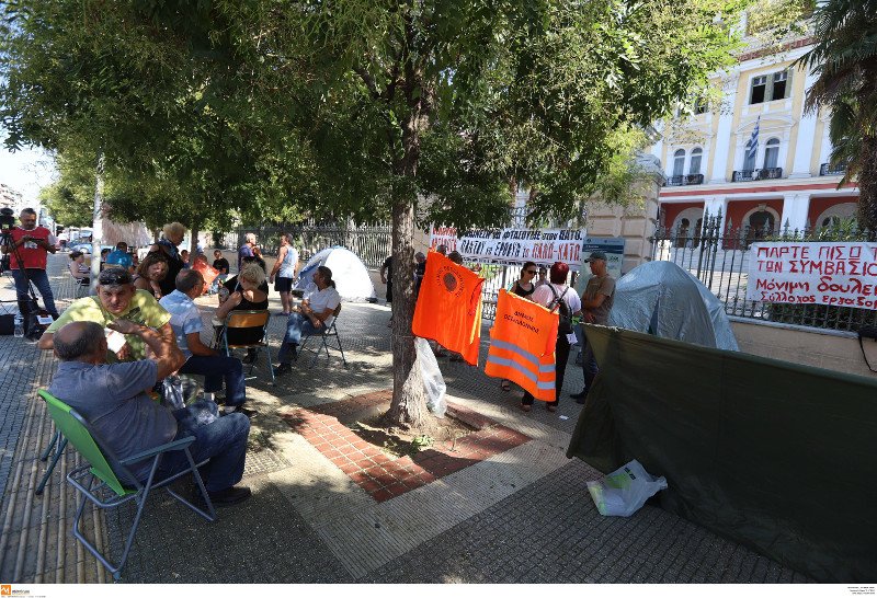 Οι συμβασιούχοι έξω απο το Υπουργείο- φωτογραφία eurokinissi