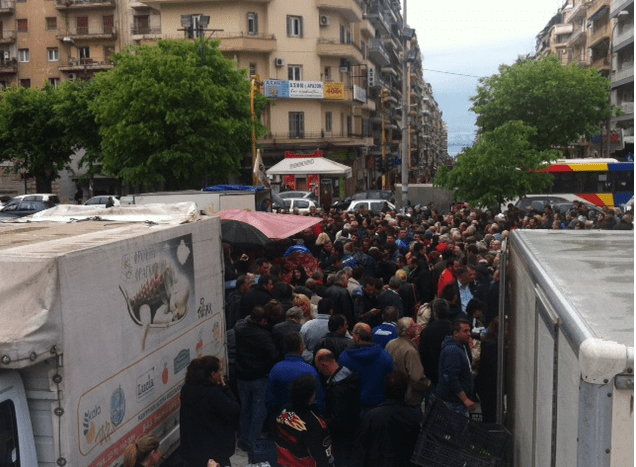 Ενταση και σκηνές αλλοφροσύνης κατά τη διάρκεια της δωρεάν διανομής τροφίμων στη Θεσσαλονίκη [εικόνες&βίντεο] | iefimerida.gr 1