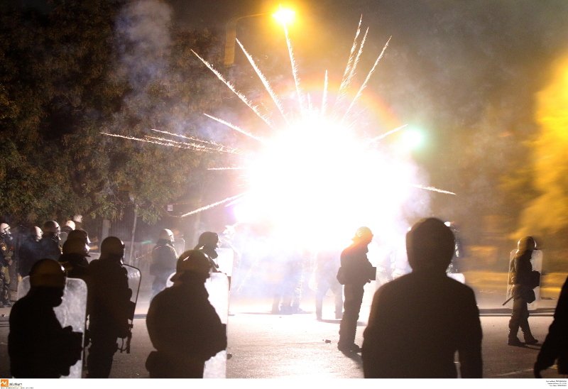 Εκαψαν και τη Θεσσαλονίκη: Φωτιές, καταστροφές και συλλήψεις στην επέτειο του Πολυτεχνείου [εικόνες] | iefimerida.gr 1
