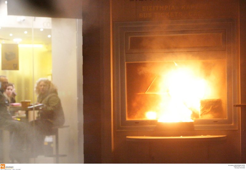 Εκαψαν και τη Θεσσαλονίκη: Φωτιές, καταστροφές και συλλήψεις στην επέτειο του Πολυτεχνείου [εικόνες] | iefimerida.gr 2