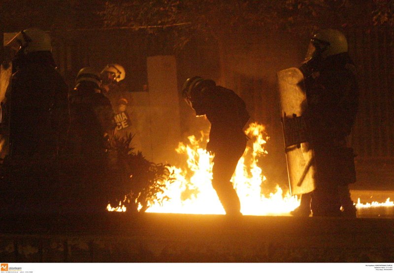 Εκαψαν και τη Θεσσαλονίκη: Φωτιές, καταστροφές και συλλήψεις στην επέτειο του Πολυτεχνείου [εικόνες] | iefimerida.gr 0