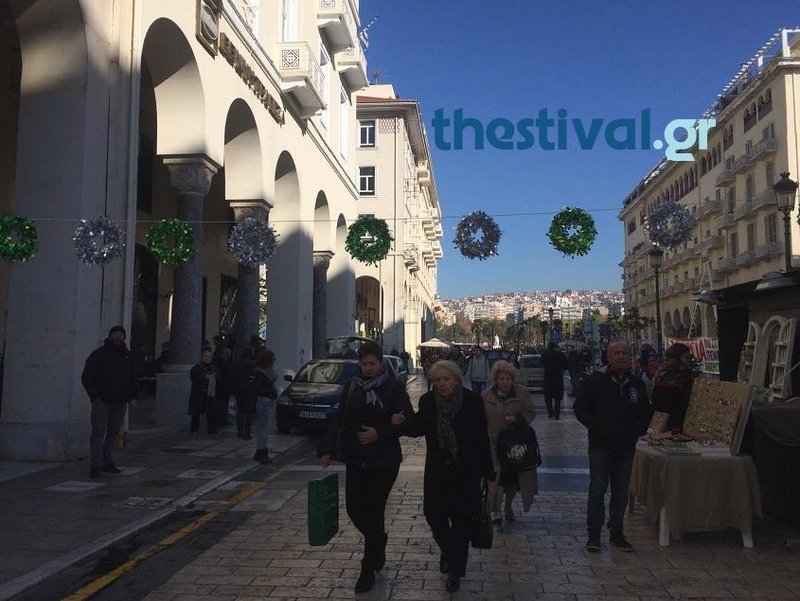 Θεσσαλονίκη: Οι συνταξιούχοι στόλισαν το δέντρο των... περικοπών [εικόνες] | iefimerida.gr 1