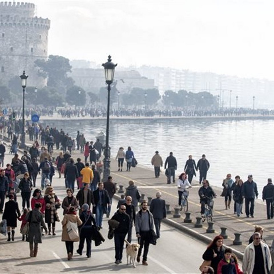 Κυριακάτικος περίπατος στην παραλία Θεσσαλονίκης -Πεζοδρομείται για 6 ώρες η λεωφόρος Νίκης | iefimerida.gr 0