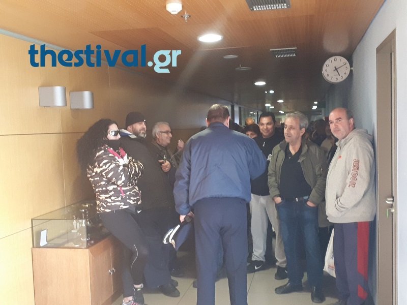 Συμβολική κατάληψη εργαζομένων στο δημαρχείο της Θεσσαλονίκης -Για την καθυστέρηση πληρωμών [εικόνες & βίντεο] | iefimerida.gr 0